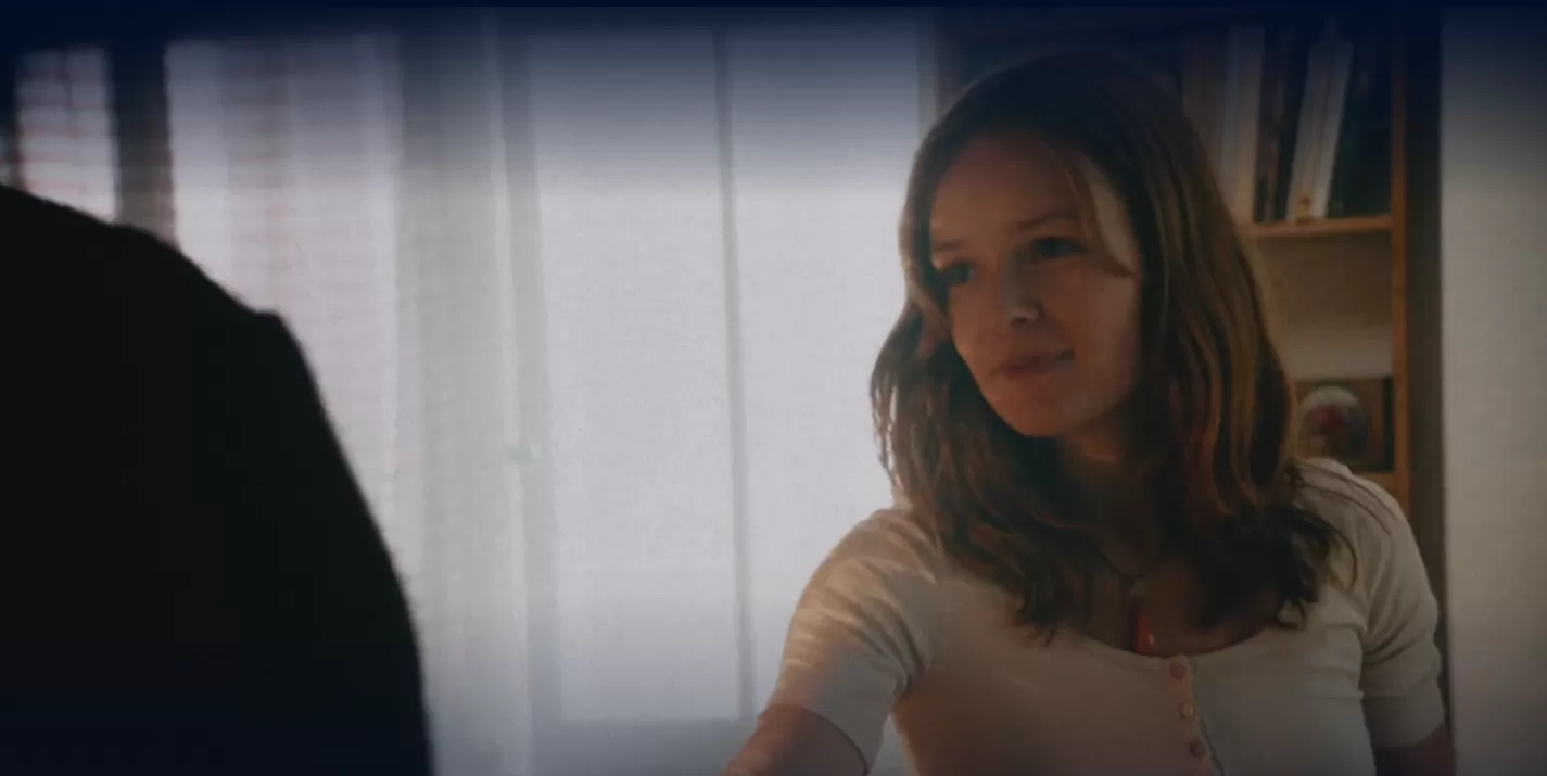 Eine junge Frau in einem Wohnzimmer.