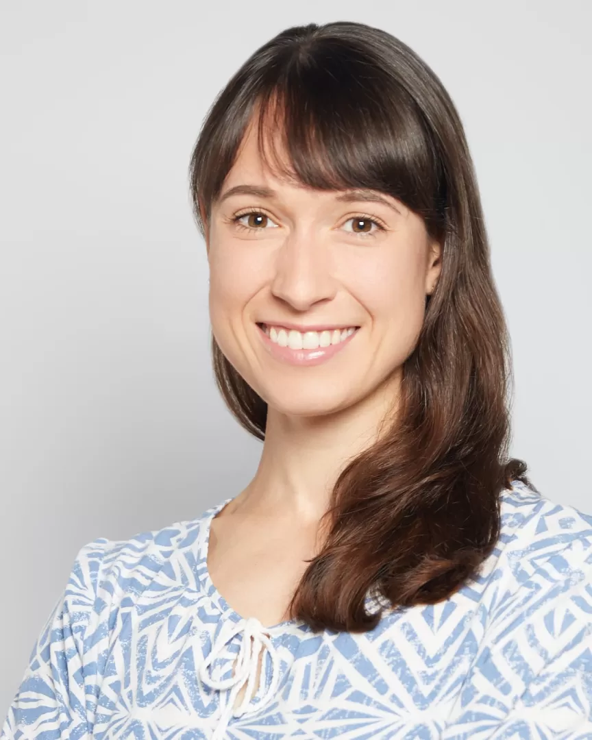 Portrait einer jungen FRau mit mittellangen Haaren