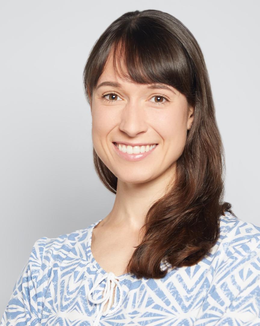 Nicola Pryzbylka Portrait einer jungen FRau mit mittellangen Haaren