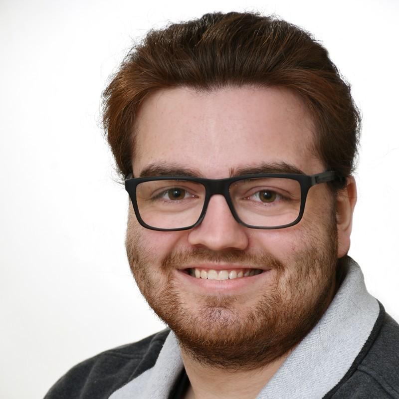 Paul Plath Portrait eines jungen MAnnes mit schwarzer Brille