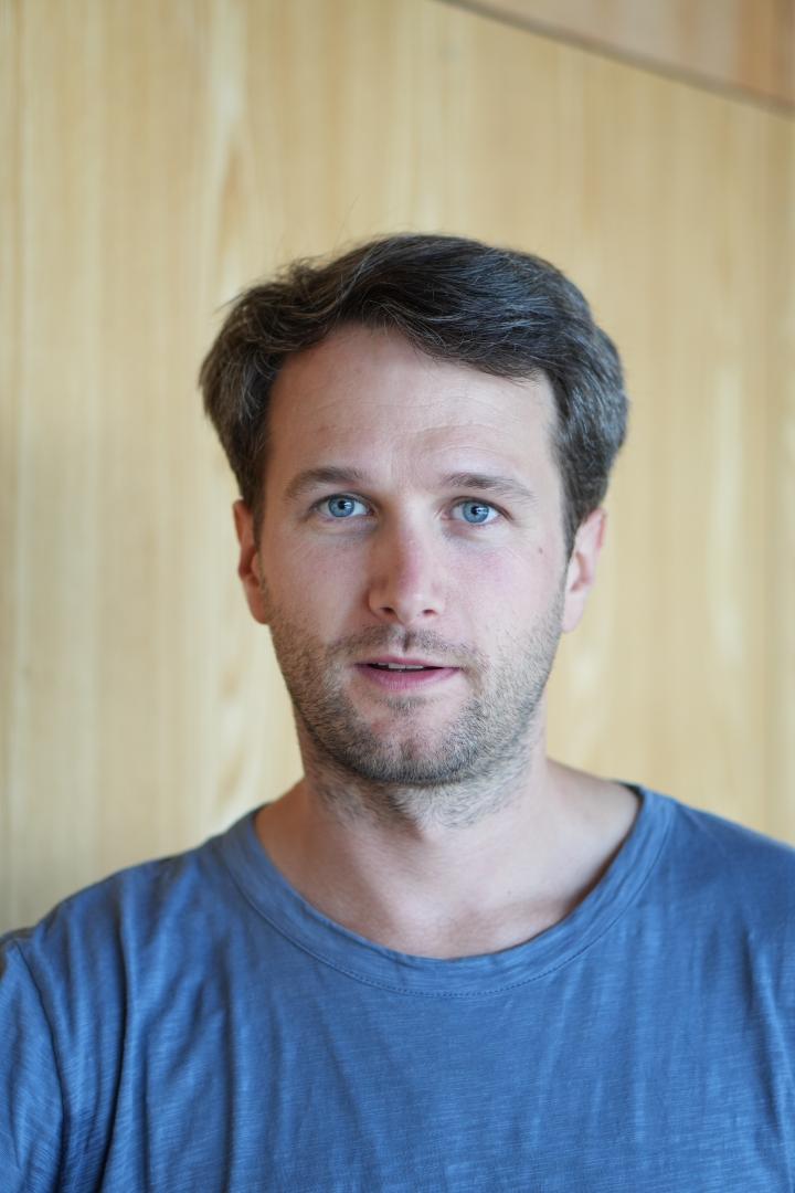 David Rittershaus Portrait eines jungen Mannes mit blauem Pullover