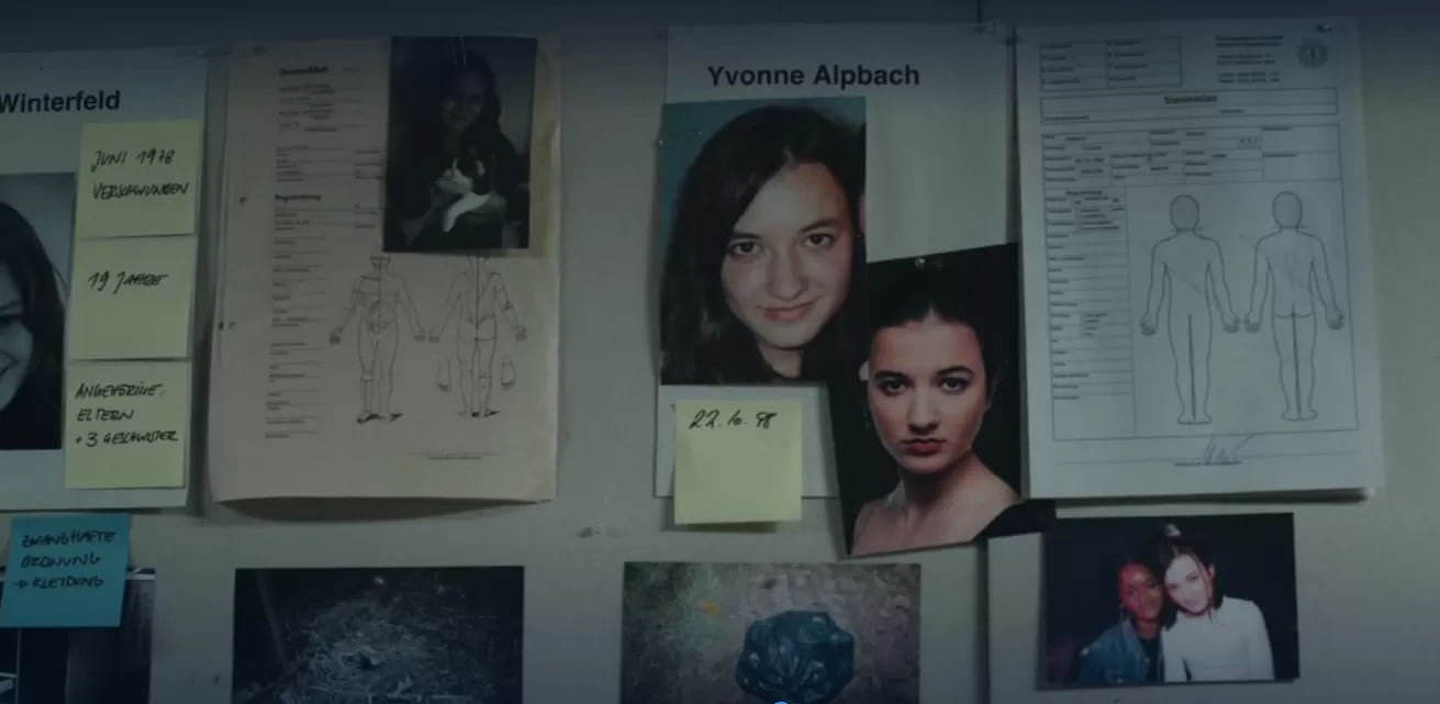 Nahaufnahme einer Wand mit Beweisen im Polizeiamt.