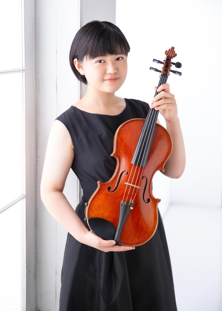 Porträtfoto von Ayaka Taniguchi mit Viola
