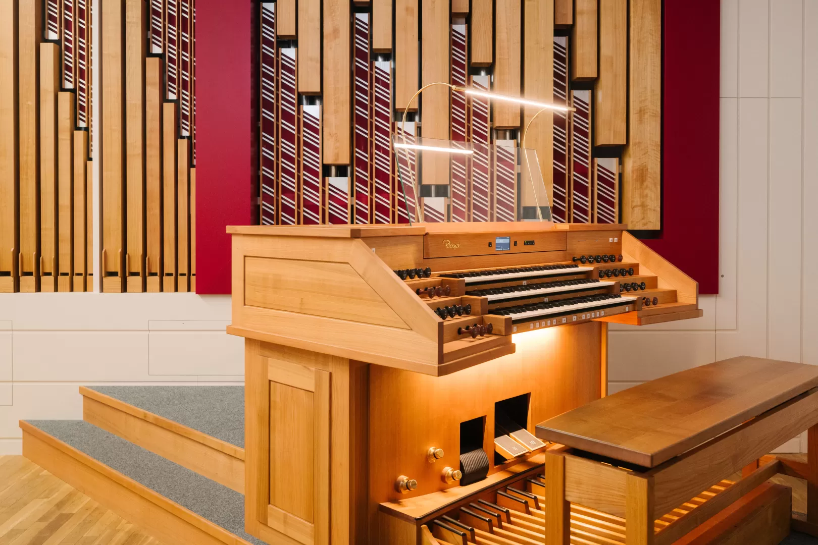 Spieltisch der Rieger-Orgel