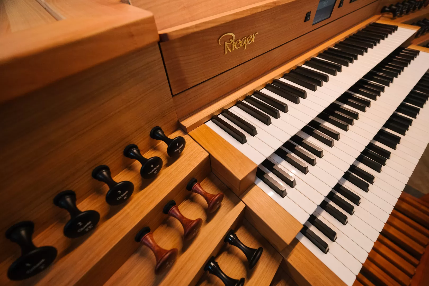 Blick auf die Tasten der Rieger-Orgel