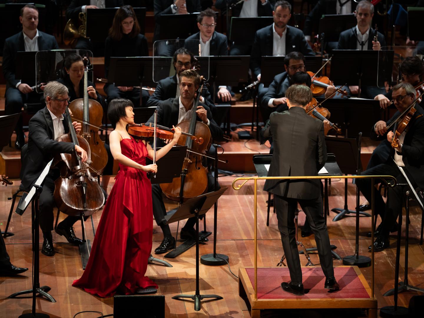 Ayaka Taniguchi spielt Viola zusammen mit einem Orchester