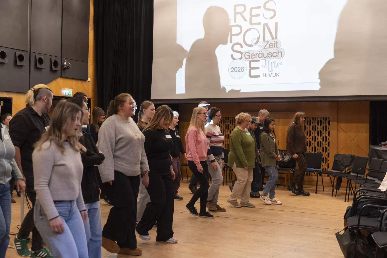 Die Teilnehmenden des Workshops beim Warm-Up