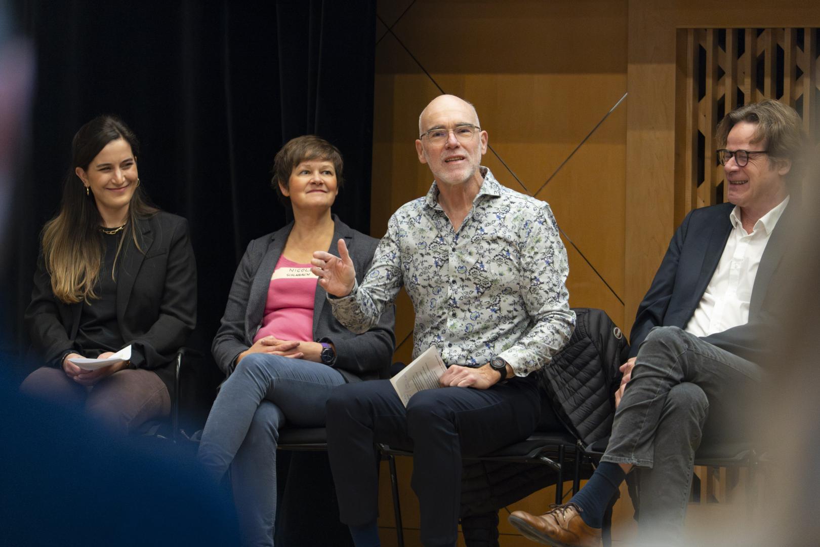 Prof. Elmar Fulda begrüßt die Teilnehmenden