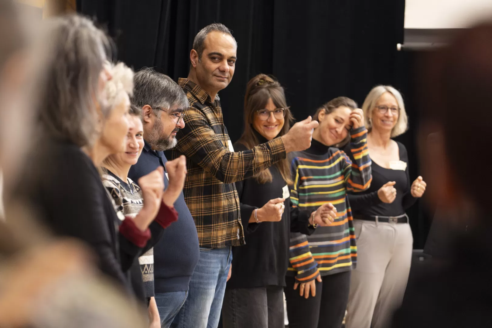 Eine Gruppe der Teilnehmenden beim Warm-Up