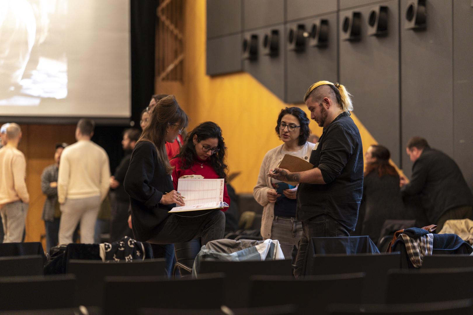 Vier Teilnehmende tauschen sich am Rande des Workshops aus.