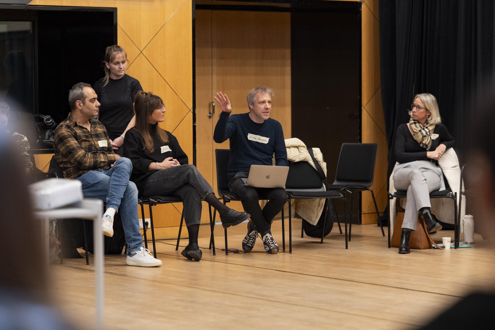 Prof. Ulrich Kreppein erzählt einer Gruppe der Teilnehmer*innen etwas
