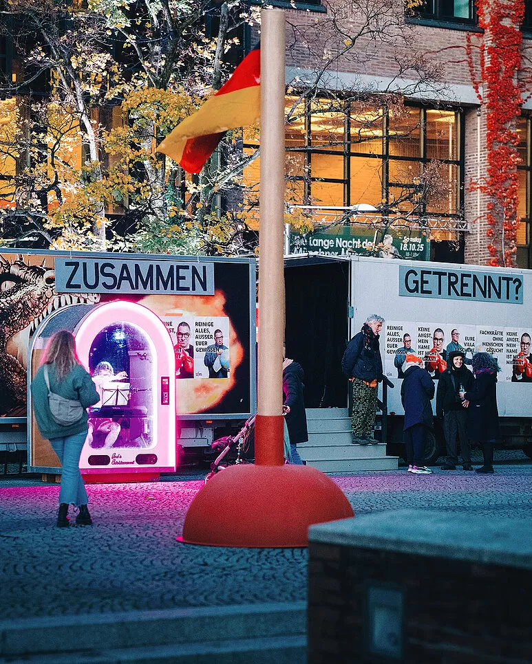 Festivalgelände, in dessen mit einer übergroßer Pömpel steht.
