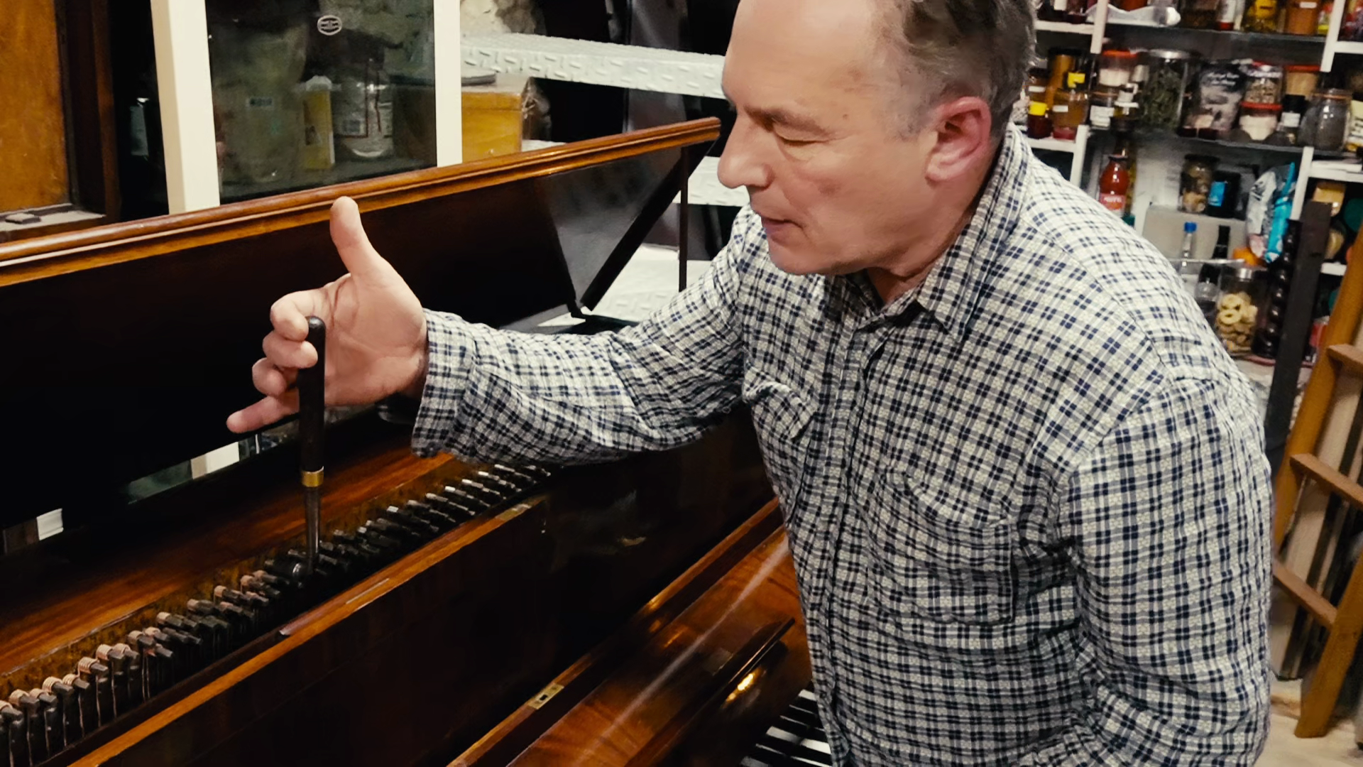 Instrumentenrestaurator Fadini bei der Arbeit