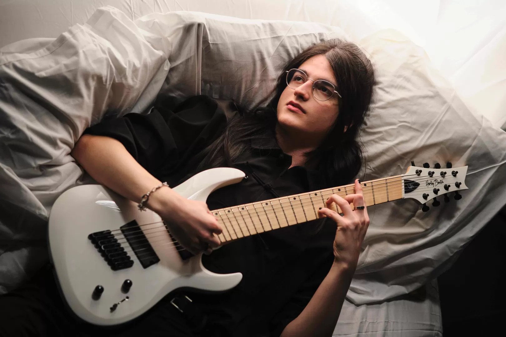 Porträt von Valdemar Konov mit einer E-Gitarre