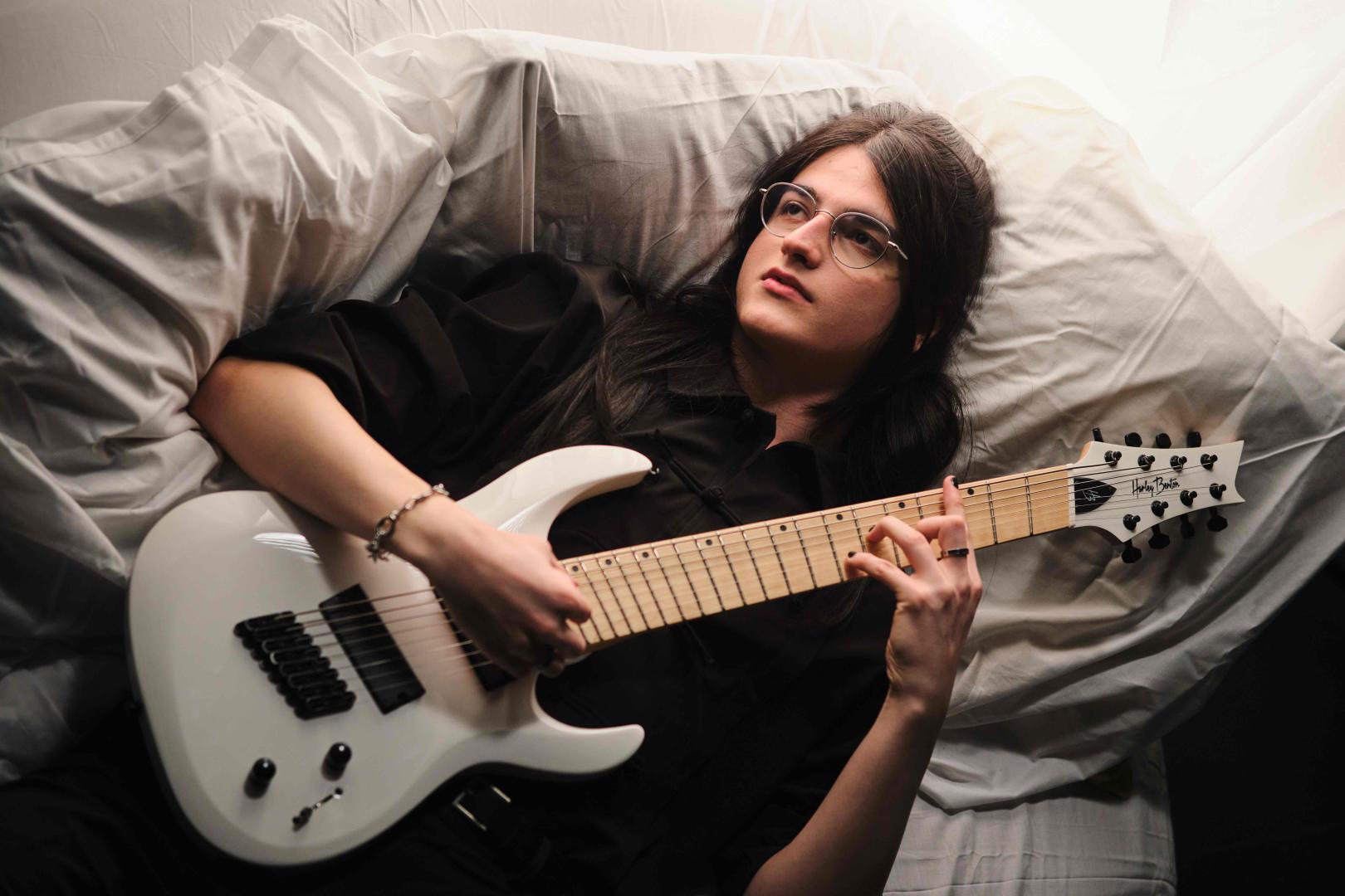 Porträt von Valdemar Konov mit einer E-Gitarre