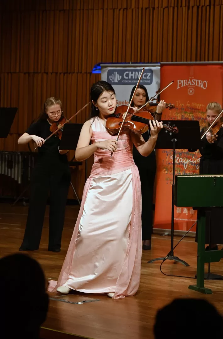 Xunyu Zhou spielt während des Wettbewerbs