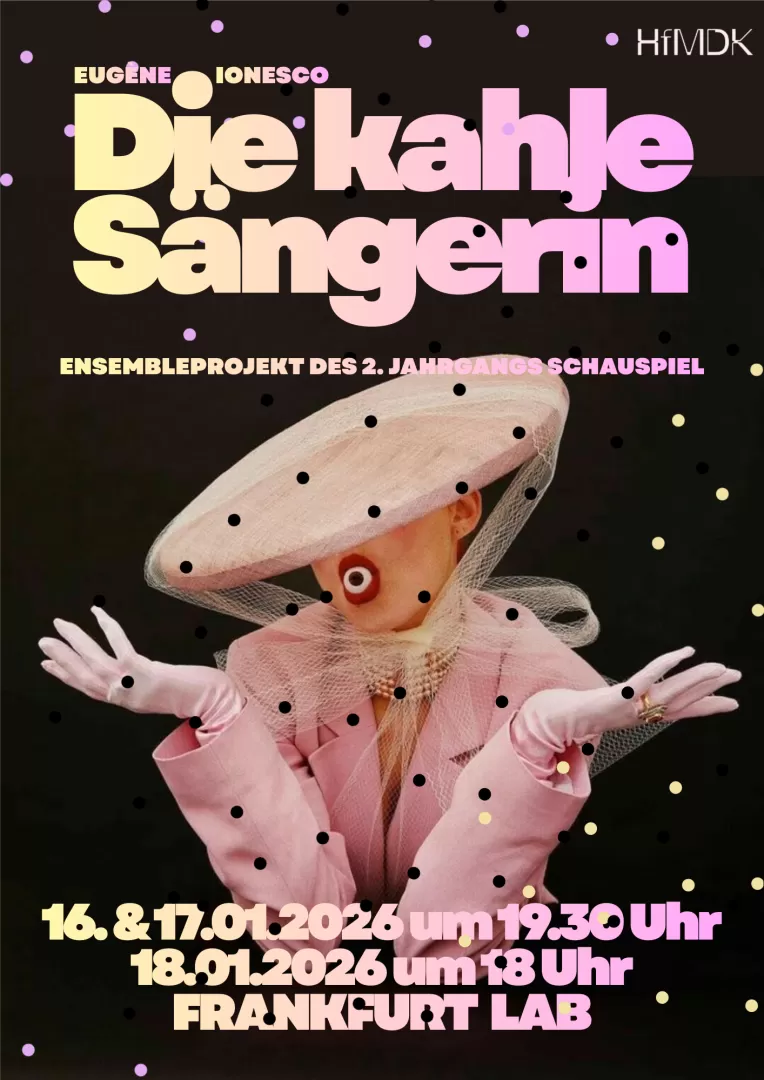 Eine Frau mit Brille und Locken sitzt mit den Knien in der Hand und schmollt