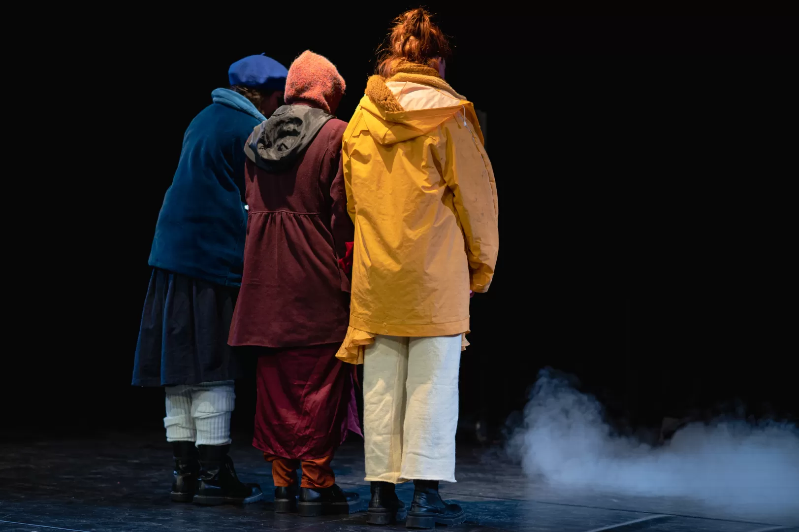 Drei Personen mit dem Rücken zum Betrachter.