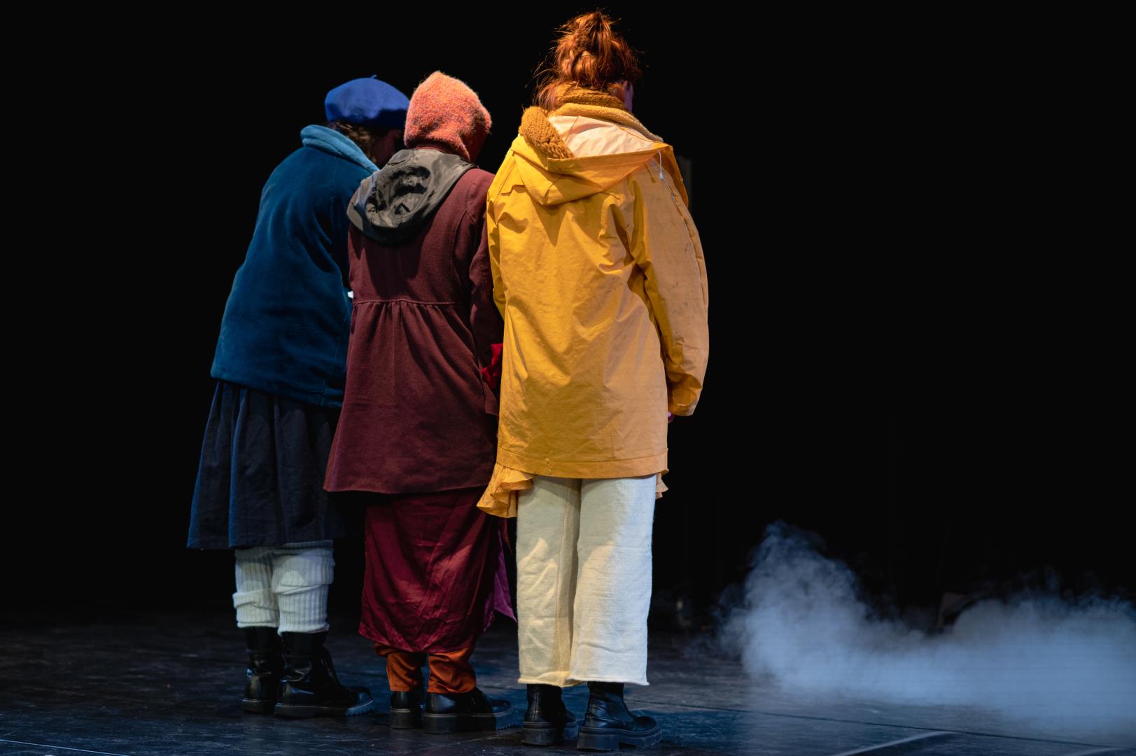 Drei Personen mit dem Rücken zum Betrachter.