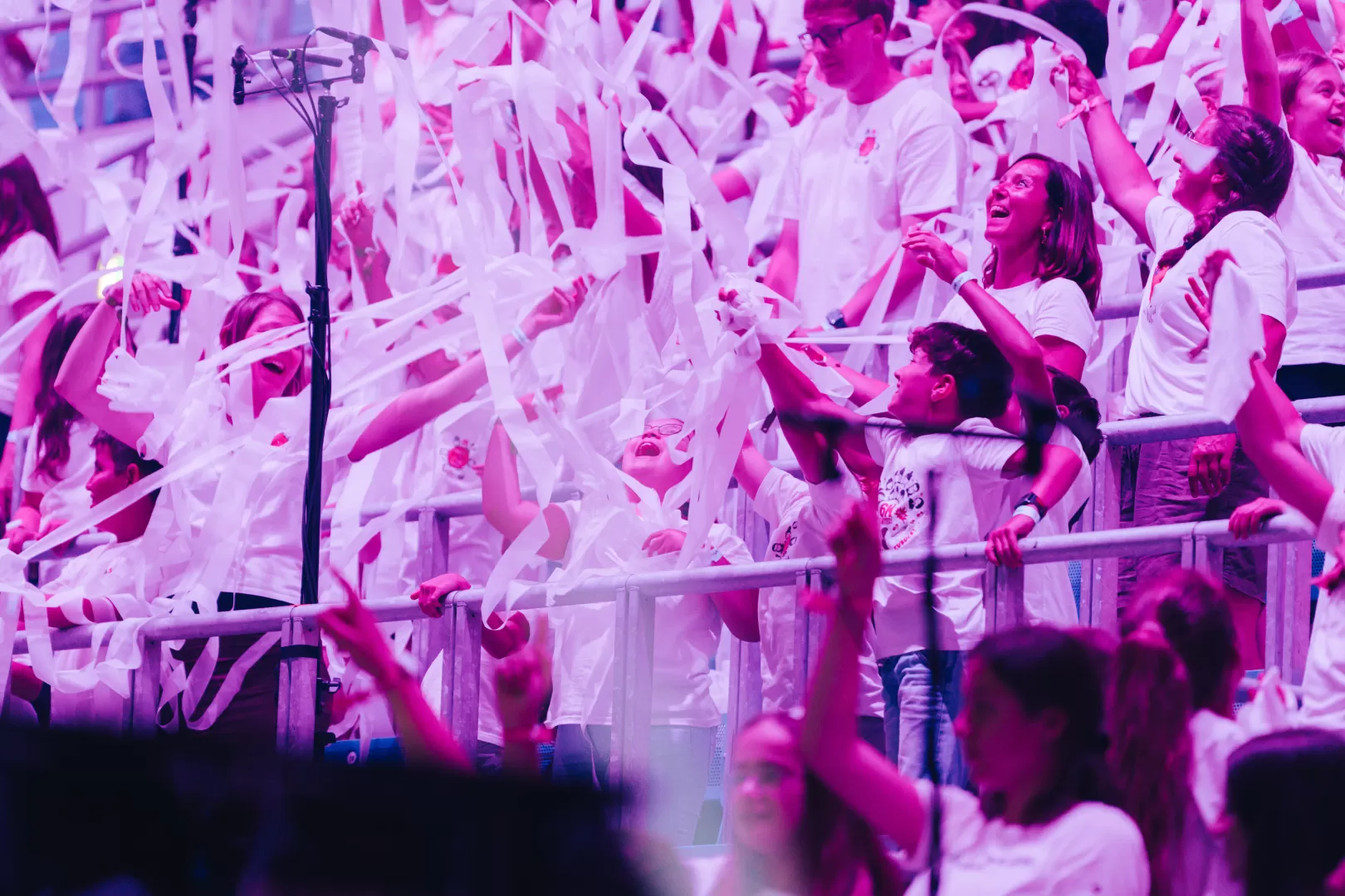 Viele Kinder, die beim 6K United Konzert mitsingen