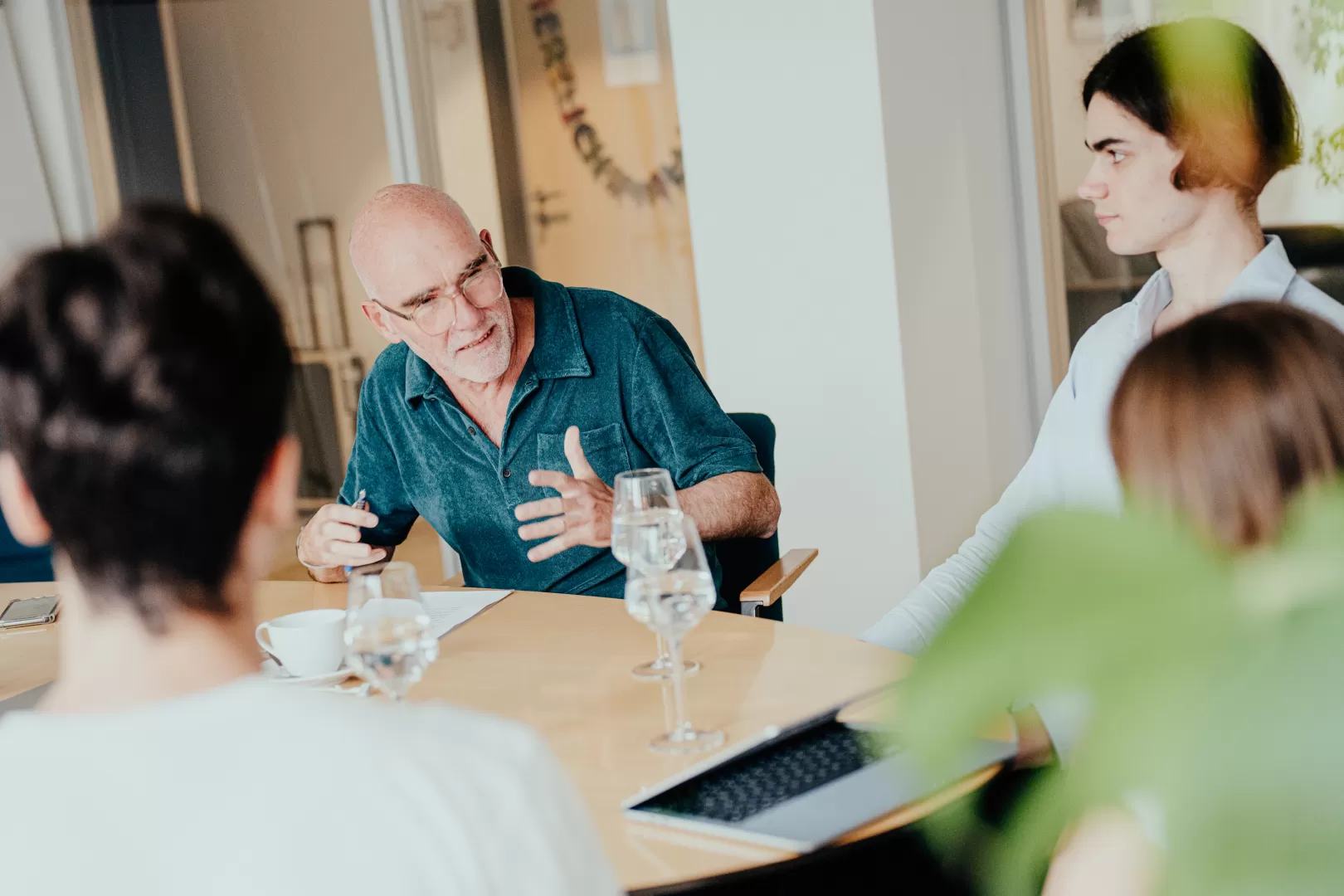 Prof. Elmar Fulda im Gespräch mit drei Studierenden