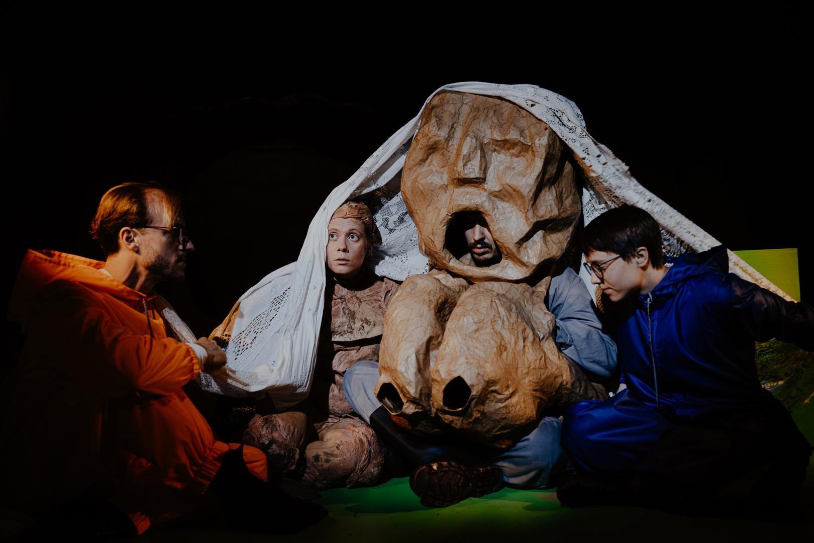 Mehrere Personen gemeinsam unter einer Decke.