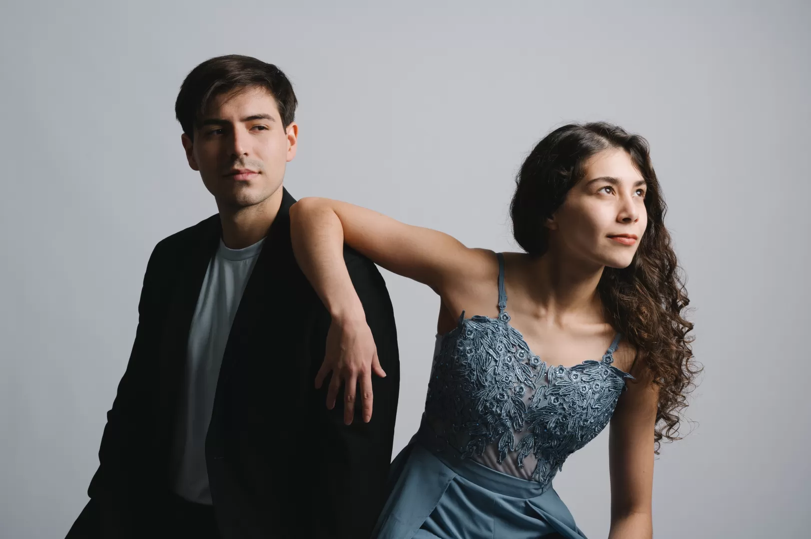 Foto der beiden Musiker*innen des Varua Duos