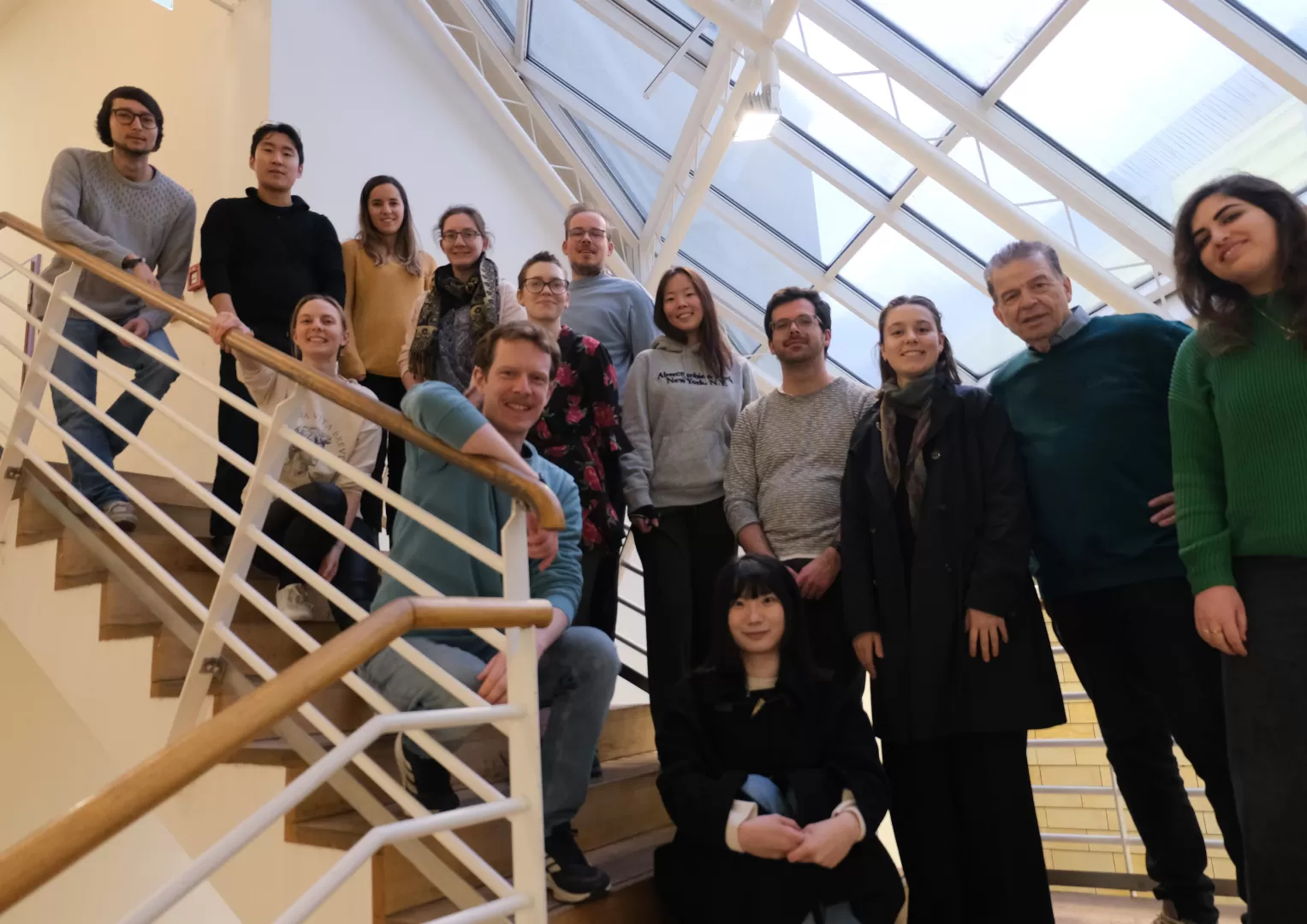Mitwirkende von Intracult auf einer Treppe in der Hochschule