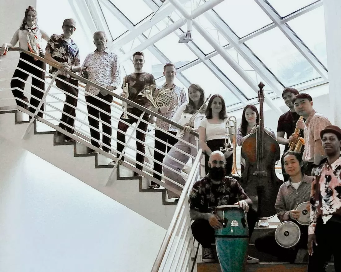 Mitwirkende der Salsaband auf einer Treppe in der Hochschule