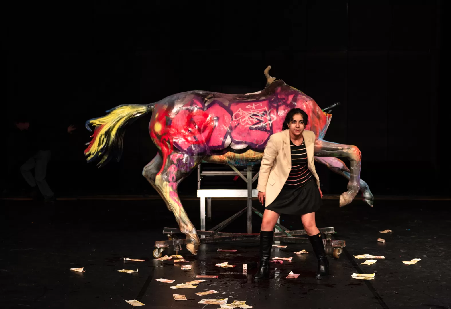 Eine Person vor einem großen Pferde-Model.