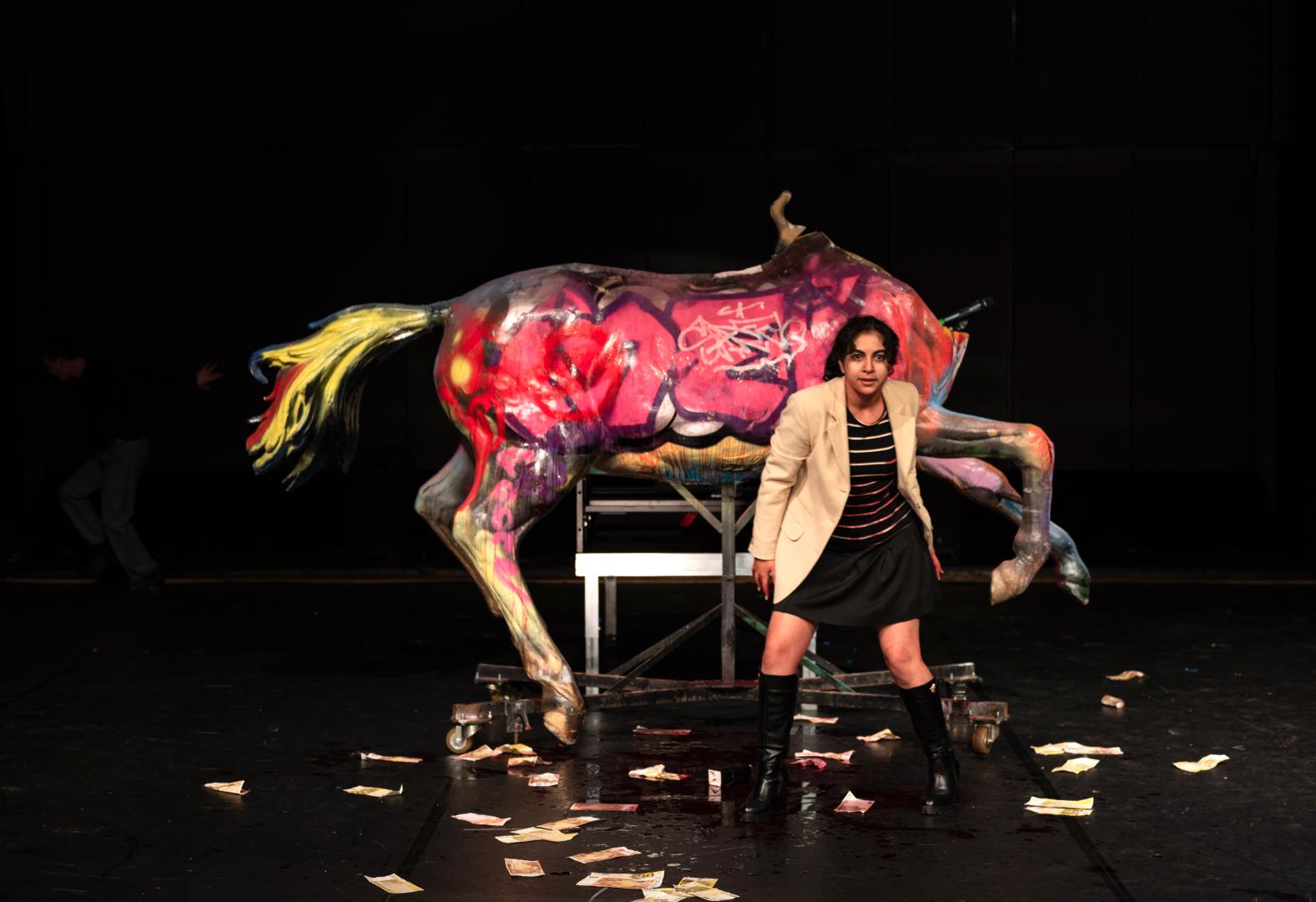 Eine Person vor einem großen Pferde-Model.