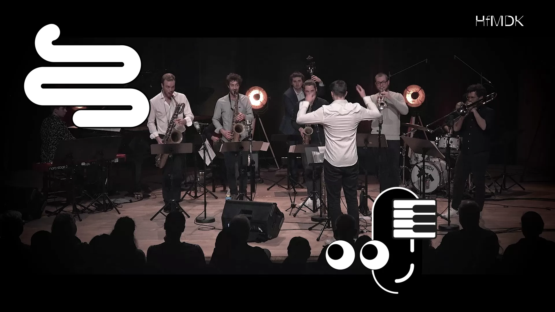 Die HfMDK Bigband spielt ein Konzert