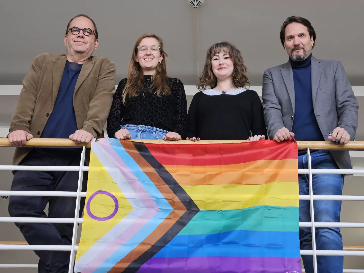 Das Team des Fachbereichs 1 auf der Brücke vor dem Dekanatsbüro