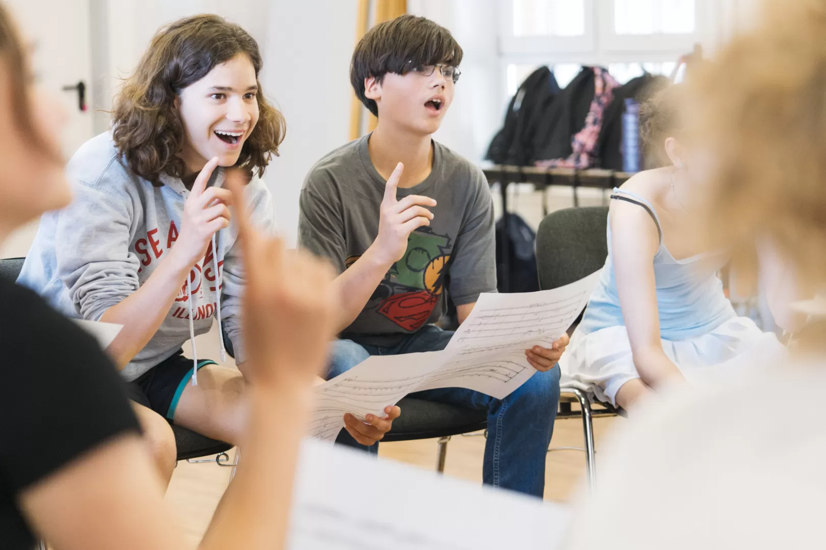 Zwei Schüler singen gemeinsam.