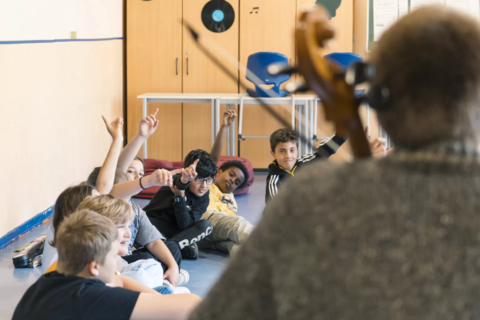 Schüler*innen melden sich bei einer Instrumentenvorstellung