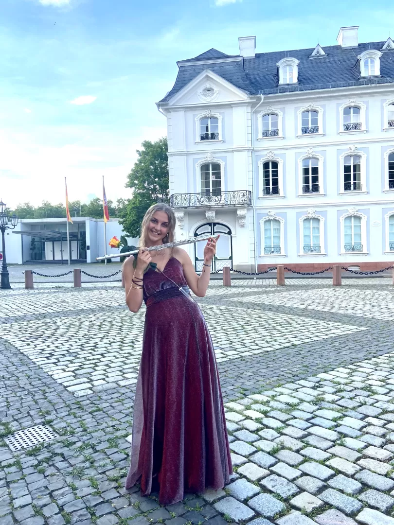 Amelie Schröder mit ihrer Flöte