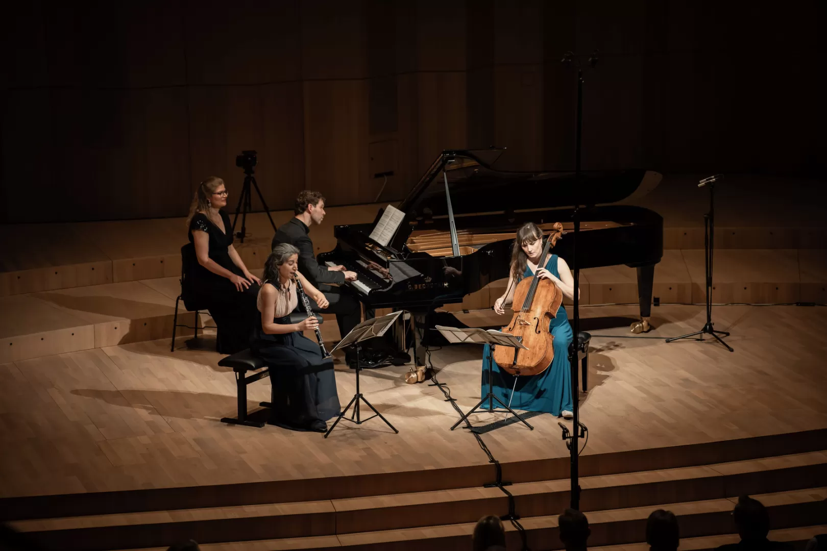 Hansjacob Staemmler, Katharina Deserno und Dana Barak auf der Bühne des Großen Saals während eines Konzerts