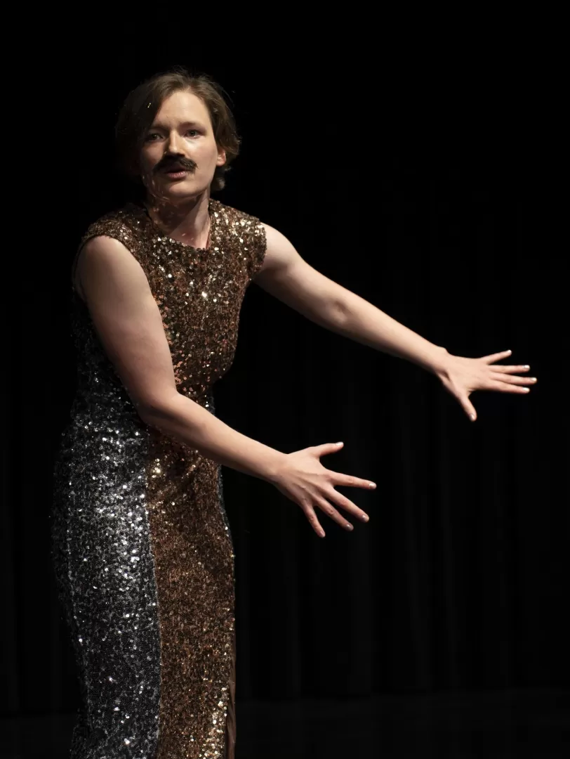 person in glitzerkleid und bart
