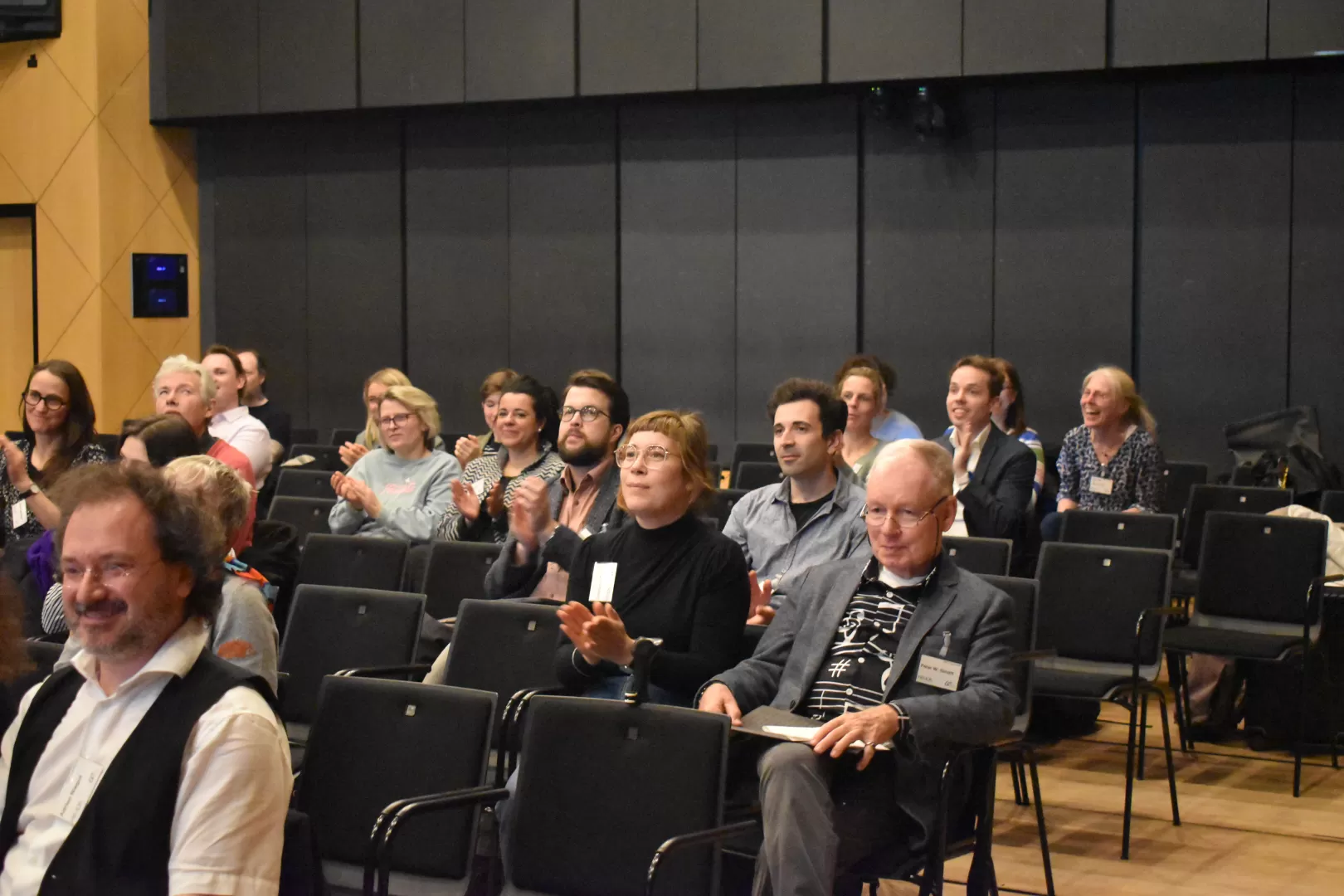 Das Publikum im Kleinen Saal der HfMDK applaudiert.