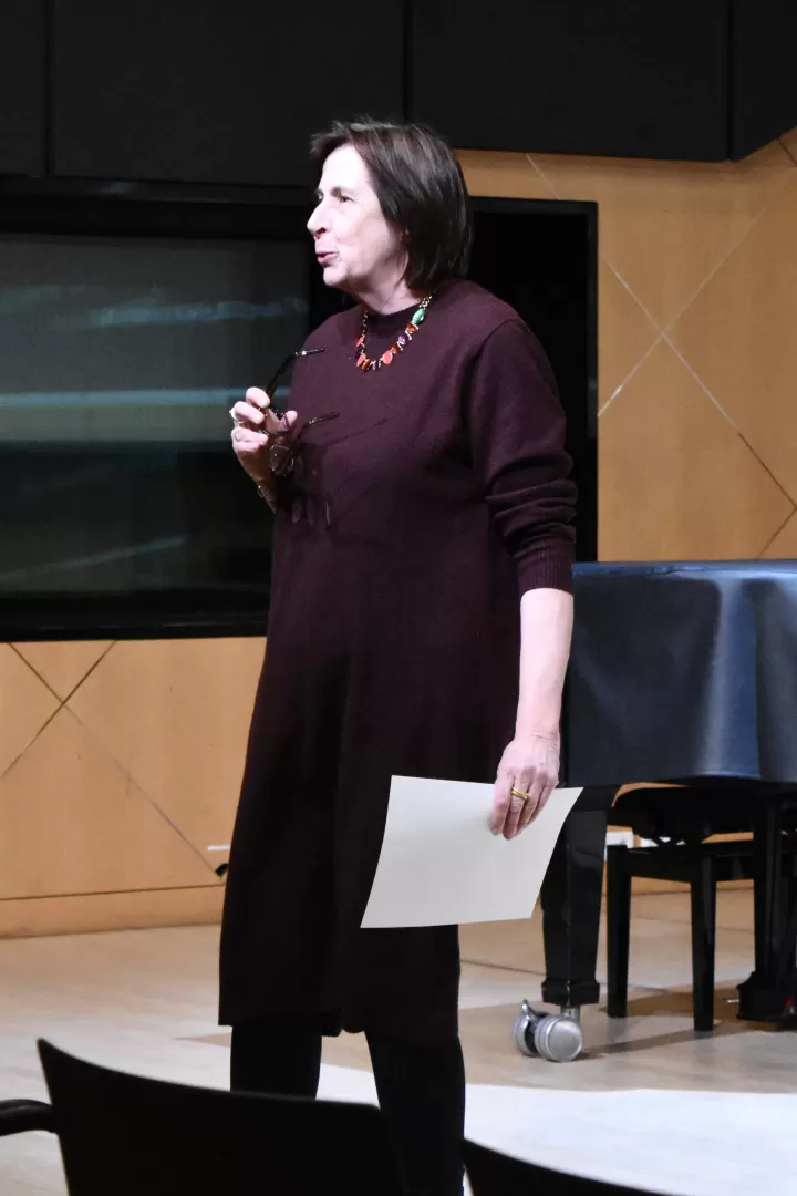 Katharina Schilling-Sandvoß spricht zum Publikum im Kleinen Saal der HfMDK.