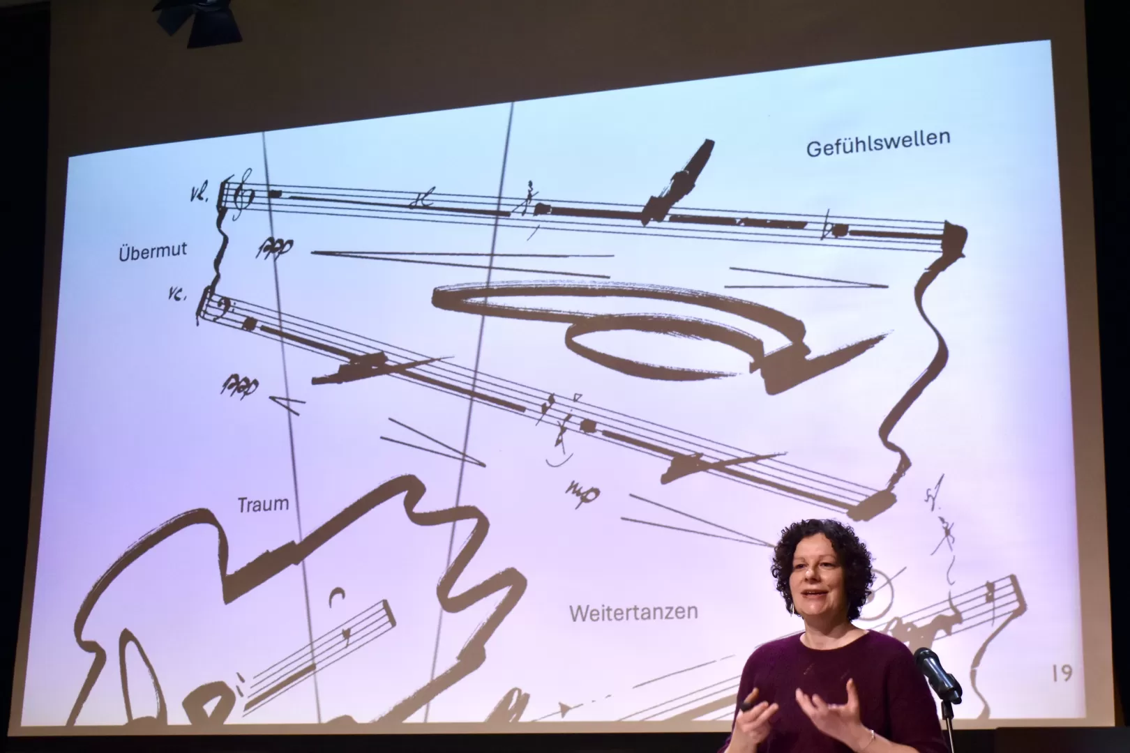 Anna Catharina Nimczik vor ihrer Präsentation im Kleinen Saal der HfMDK.