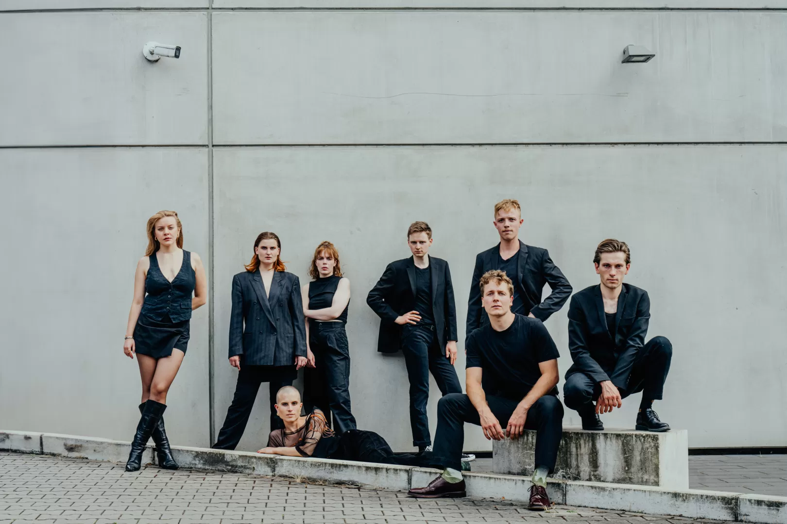 Acht Absolvent*innen des Studiengangs Schauspiel der HfMDK