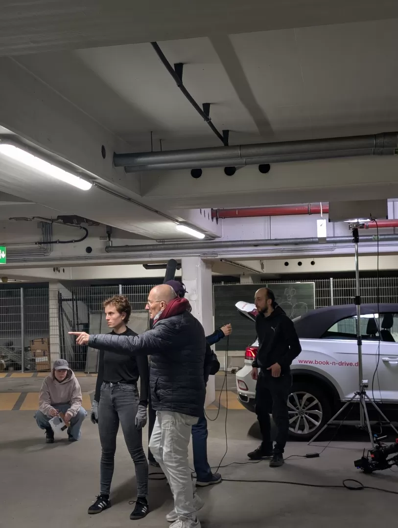 Mehrere Menschen filmen in einer Tiefgarage