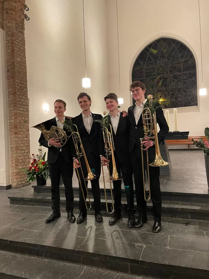 Vier Musiker*innen mit Instrumenten in der Hand