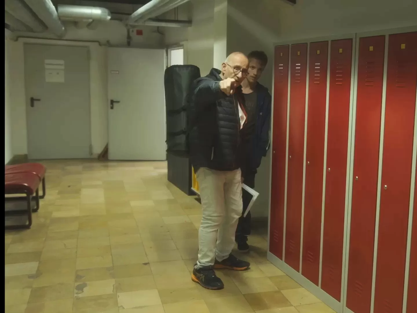 Dominik Graf zeigt einem Schauspielstudent in die Kamera
