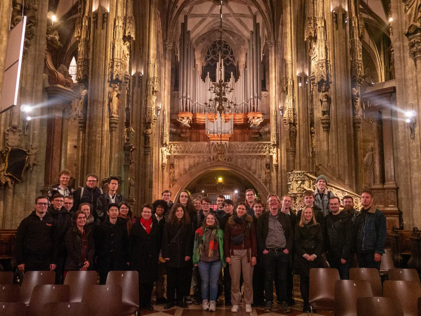 Gruppenfoto im Stephansdom, Orgel im Hintergrund