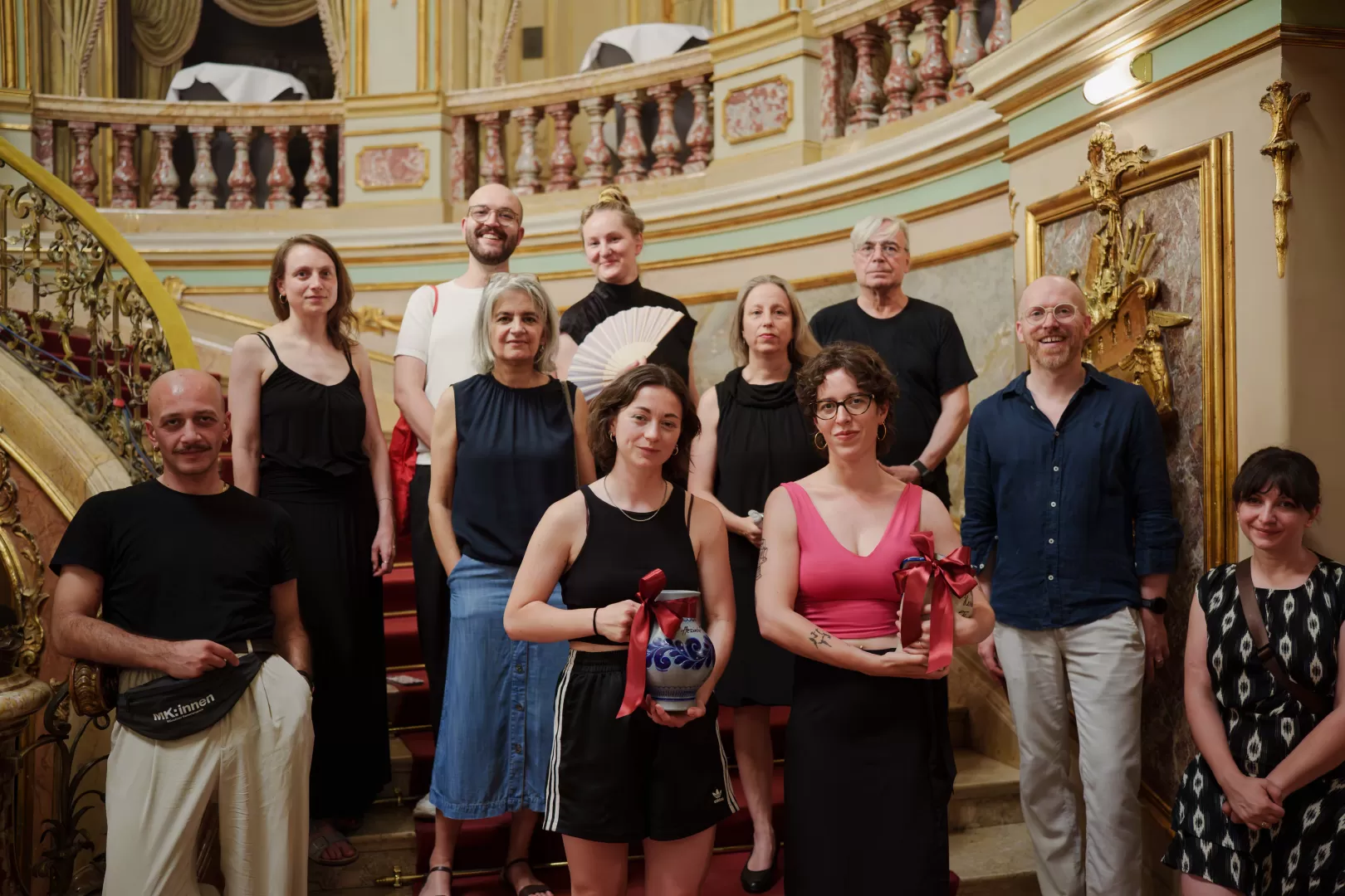 Gruppenbild im Foyer des Hessischen Staatstheaters Wiesbaden