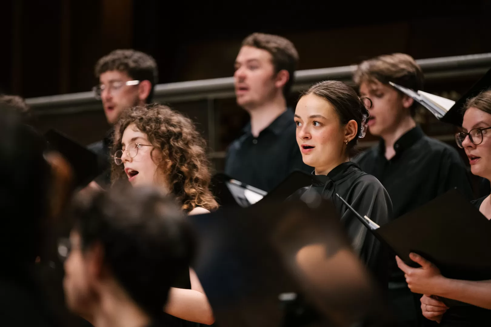 Person singt beim Kammerchor Konzert