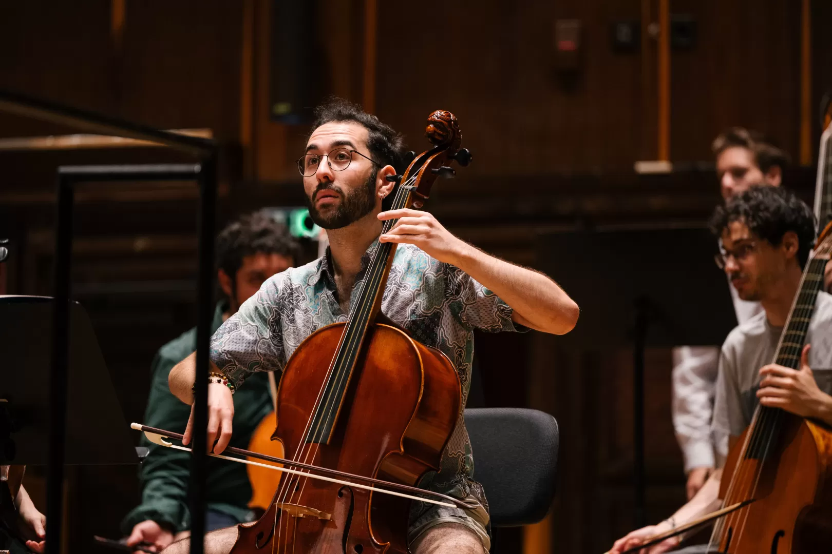 Mann spielt auf einem Barockcello