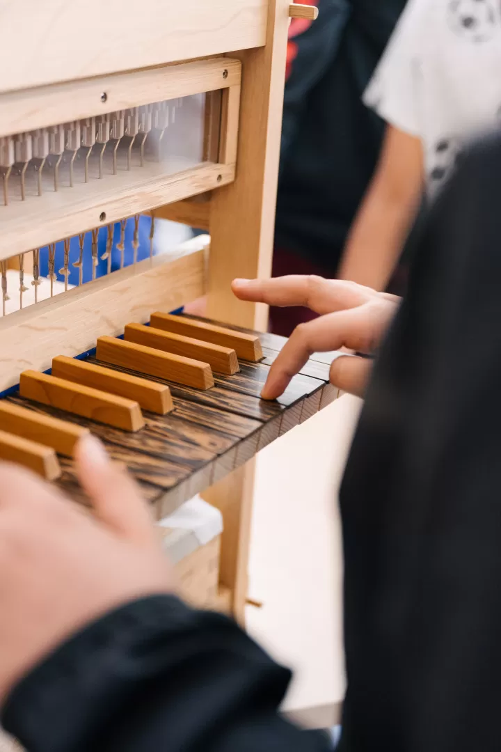 Kind spielt auf einer Orgel